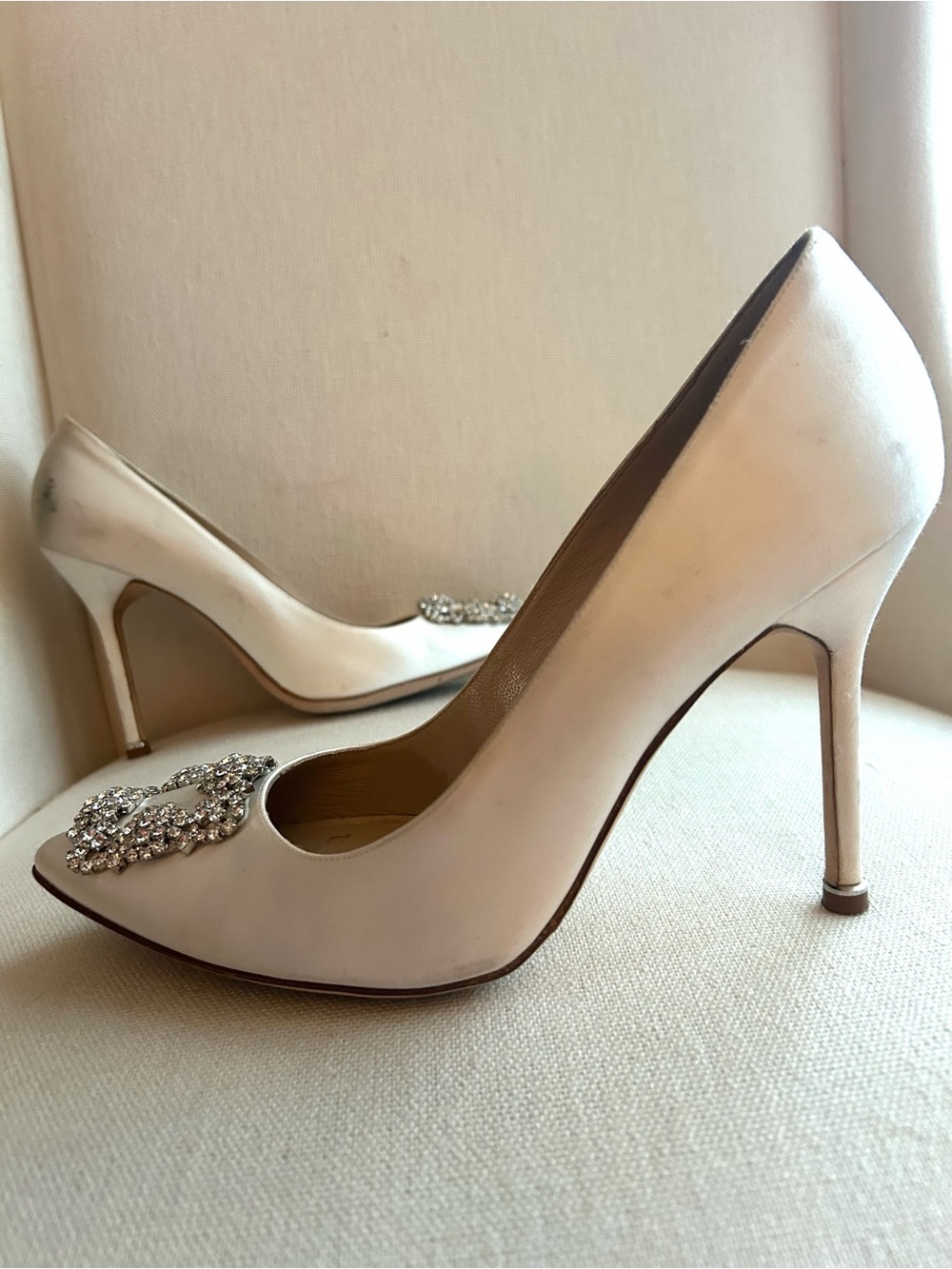 Manolo Blahnik Ivory Satin Pointed Toe Pumps with Crystal Buckle Accent 39.5 - Picture 6 of 11